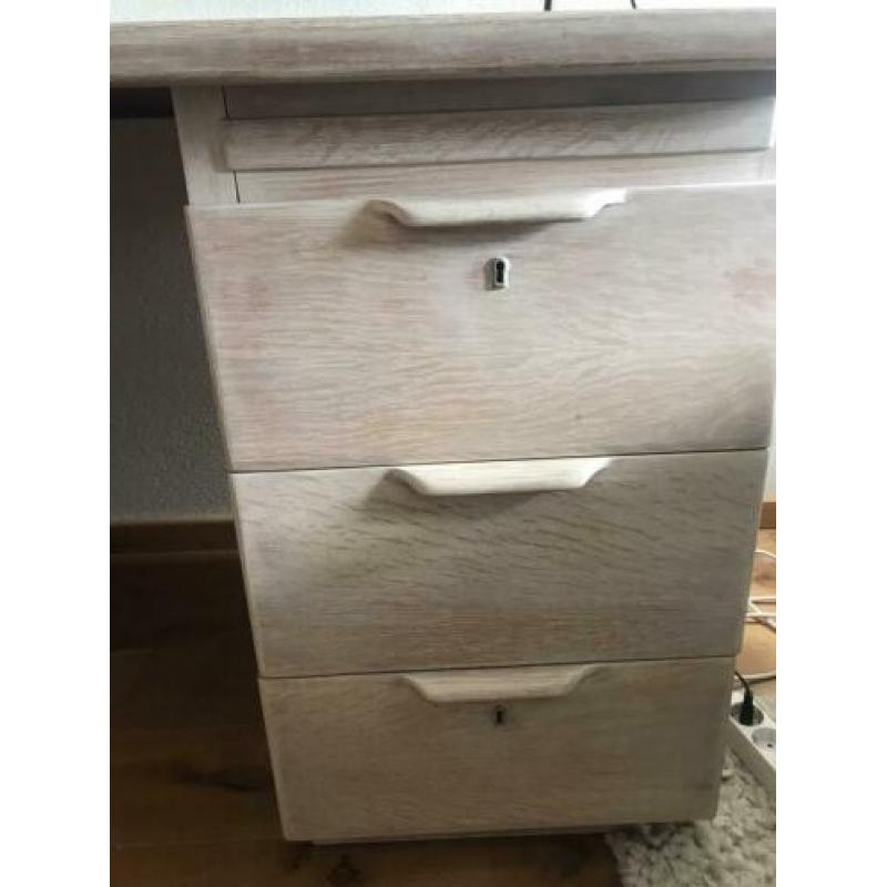 Mooi white wash bureau!