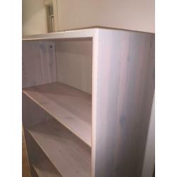 Witte kast met planken