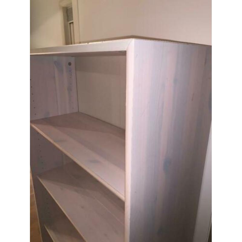 Witte kast met planken