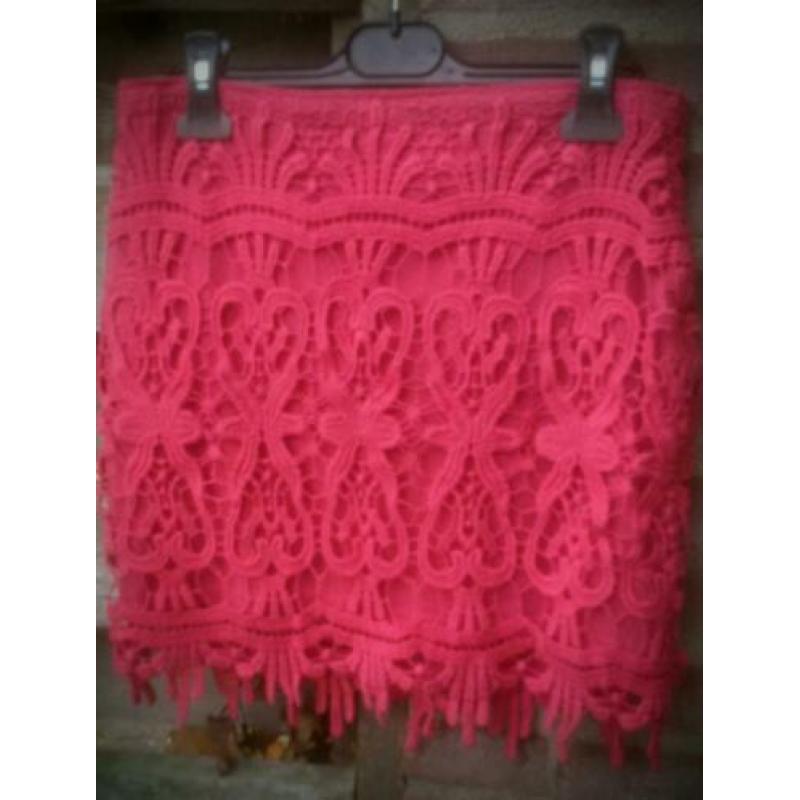 Mooi roze minirokje met kant maat M zgan