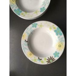 Diepe borden 7 stuks servies