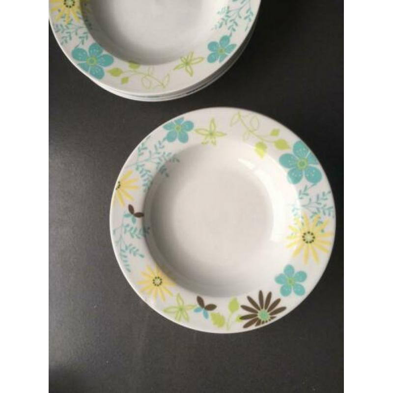Diepe borden 7 stuks servies