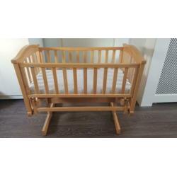 Geuther blank houten (schommel)wieg met event. matras, enz.