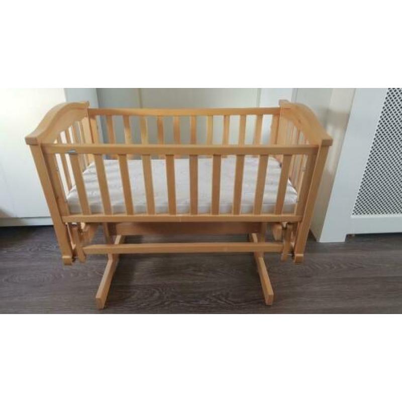 Geuther blank houten (schommel)wieg met event. matras, enz.