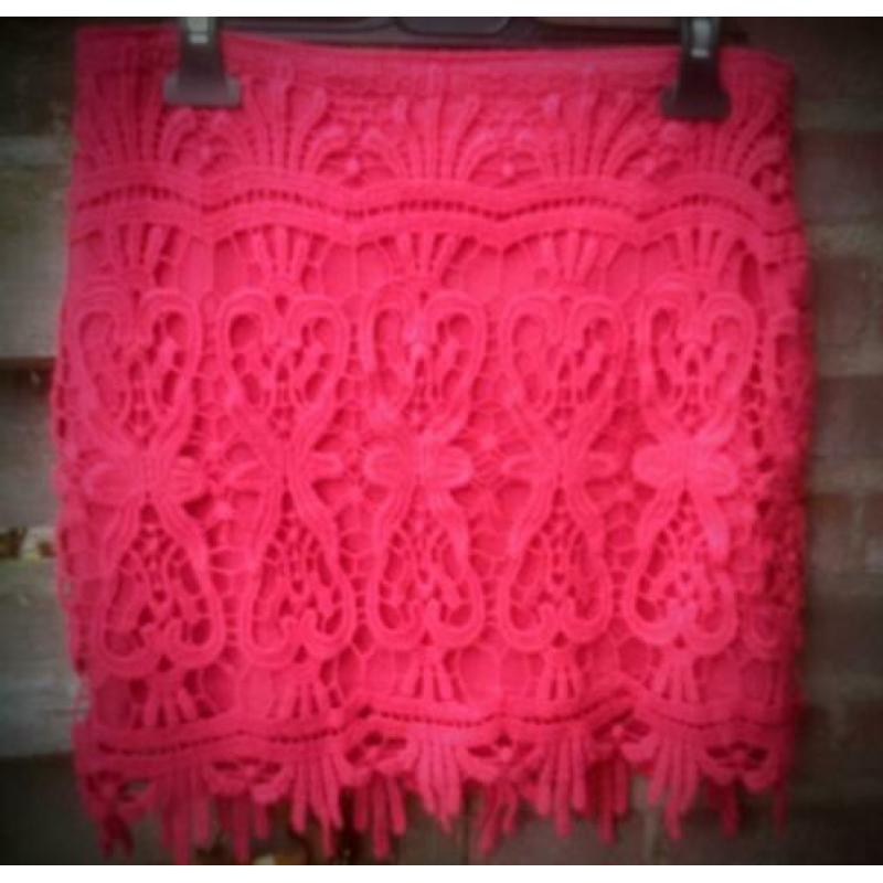 Mooi roze minirokje met kant maat M zgan