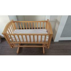 Geuther blank houten (schommel)wieg met event. matras, enz.