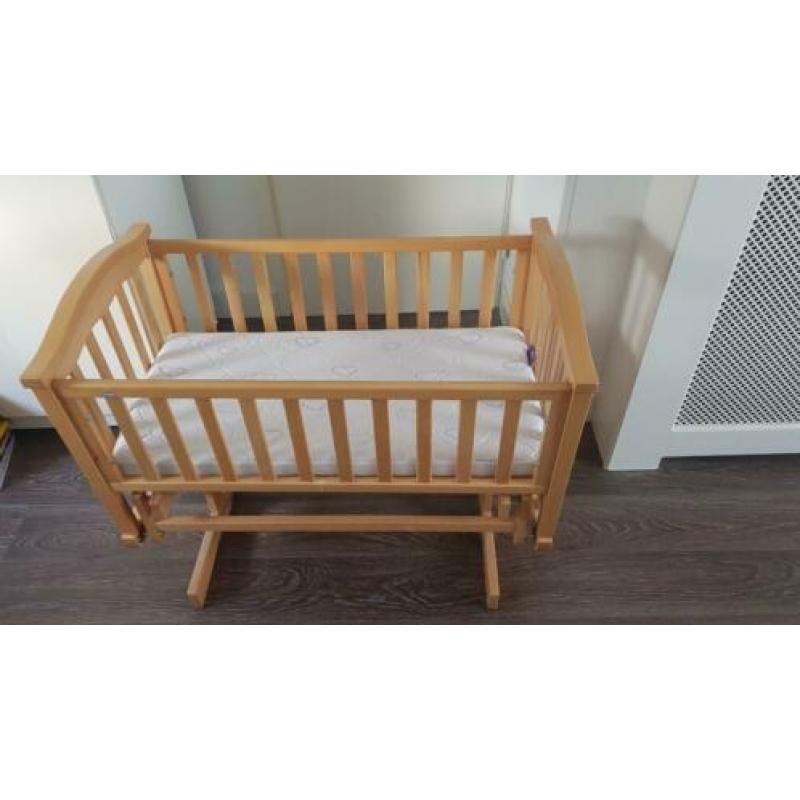 Geuther blank houten (schommel)wieg met event. matras, enz.