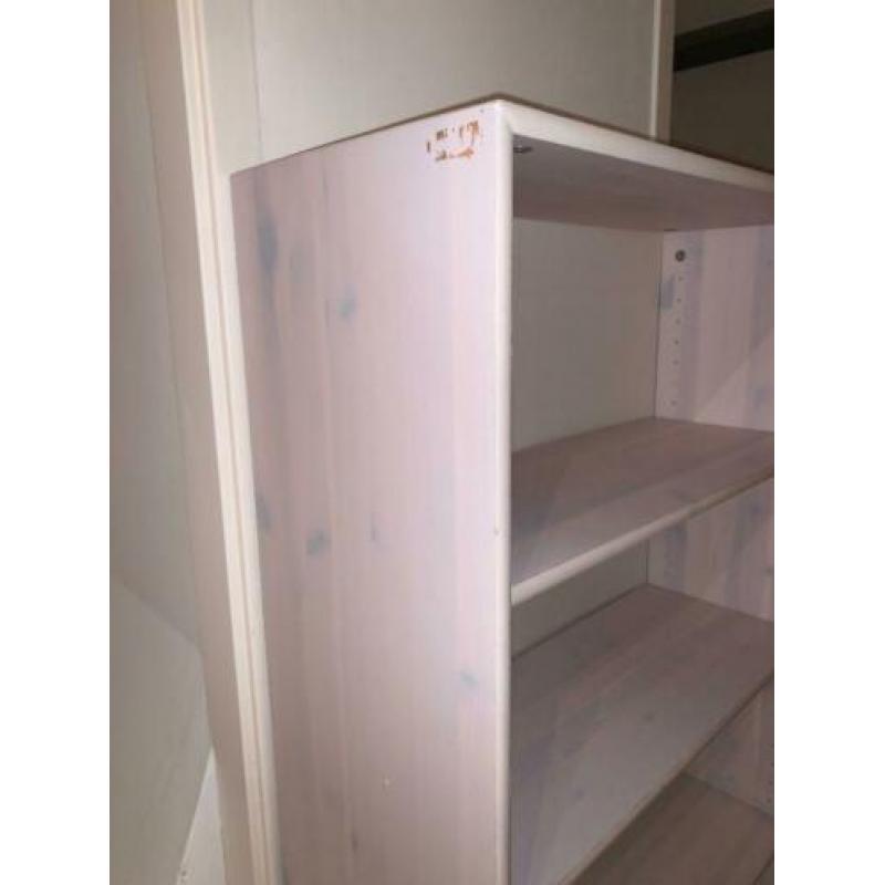 Witte kast met planken