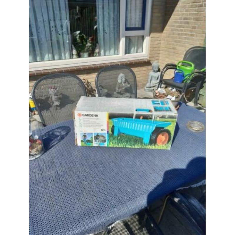 Kunstmest strooier voor de tuin