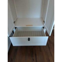 Mooie witte kinderkleding kast met stoere leder leer lusjes