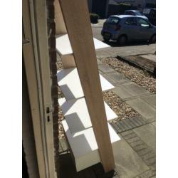 Wit met hout schuine kast. Schapjes en lade