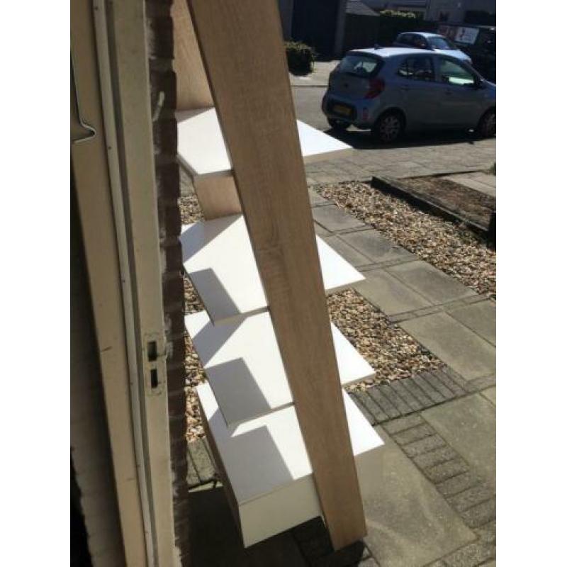 Wit met hout schuine kast. Schapjes en lade