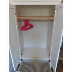 Mooie witte kinderkleding kast met stoere leder leer lusjes