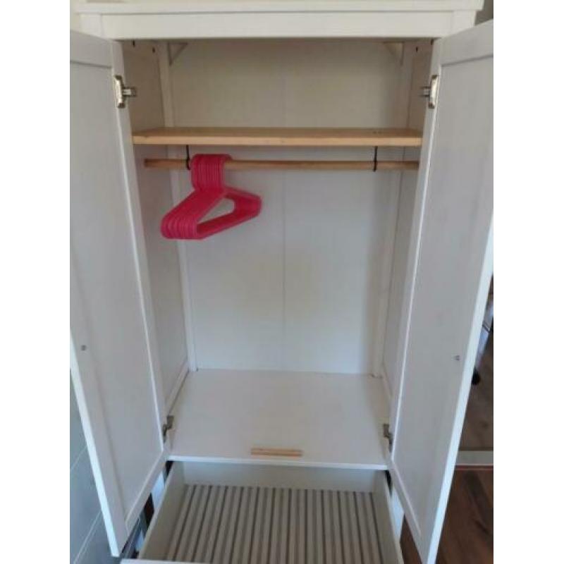 Mooie witte kinderkleding kast met stoere leder leer lusjes