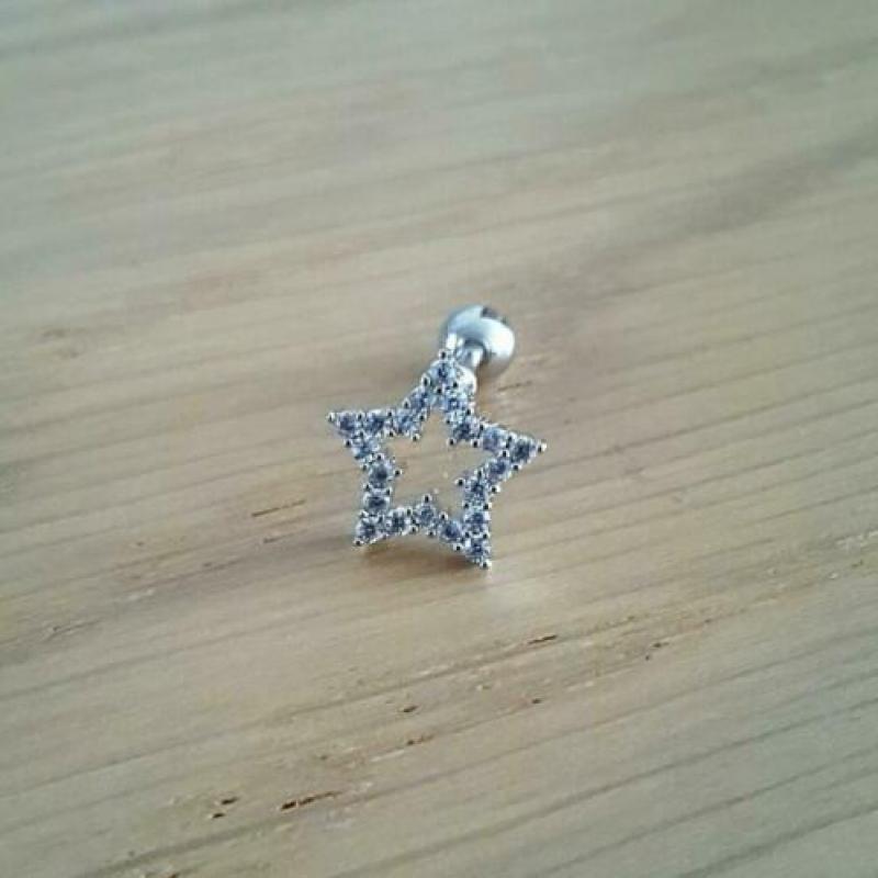 Nieuwe tragus, helix, oorpiercing. Skull, diamant, ster.