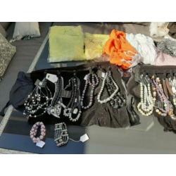 Bijoux, kettingen, ringen, oorbellen