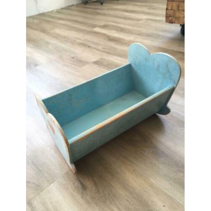 Vintage houten zeer oud poppenbedje, brocante.