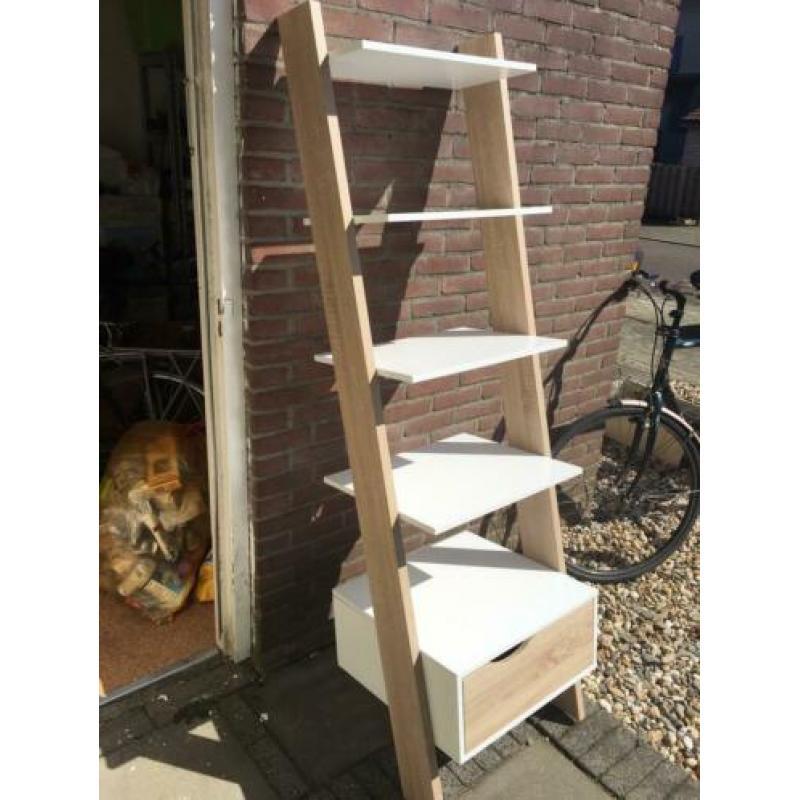 Wit met hout schuine kast. Schapjes en lade