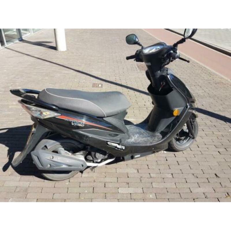 Kymco vp 50 scooter. Als nieuw, ziet er erg mooi uit.