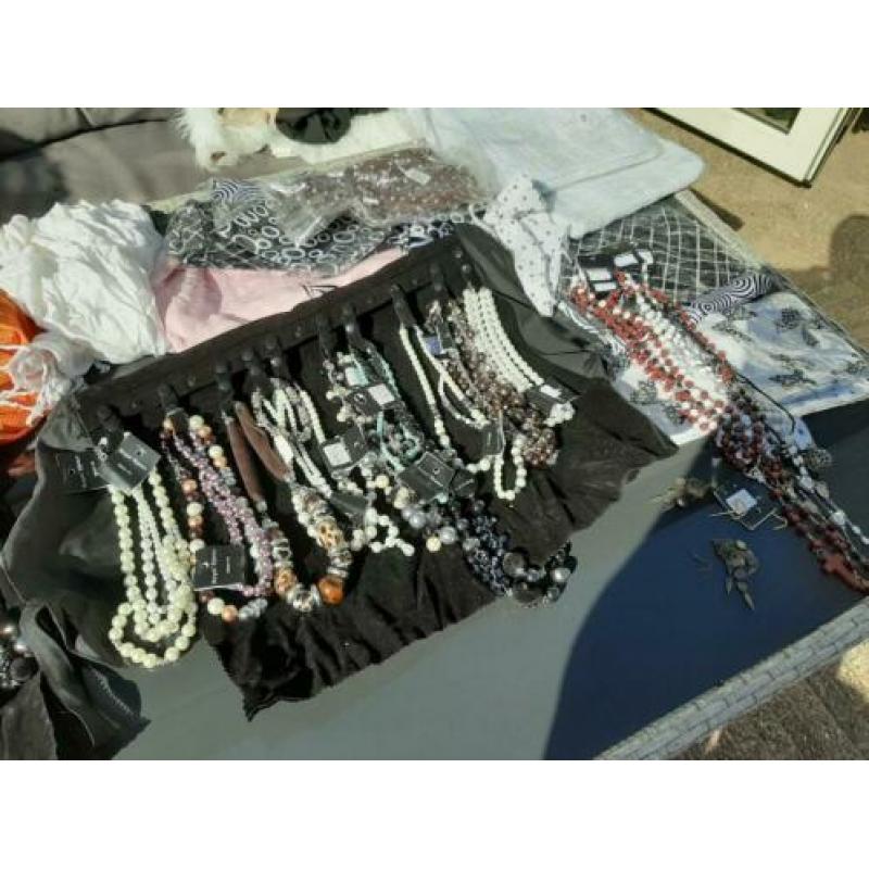 Bijoux, kettingen, ringen, oorbellen