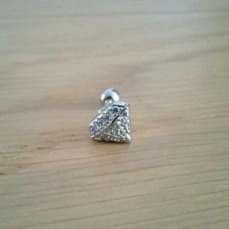 Nieuwe tragus, helix, oorpiercing. Skull, diamant, ster.