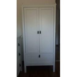 Mooie witte kinderkleding kast met stoere leder leer lusjes