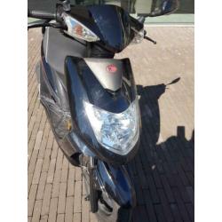 Kymco vp 50 scooter. Als nieuw, ziet er erg mooi uit.