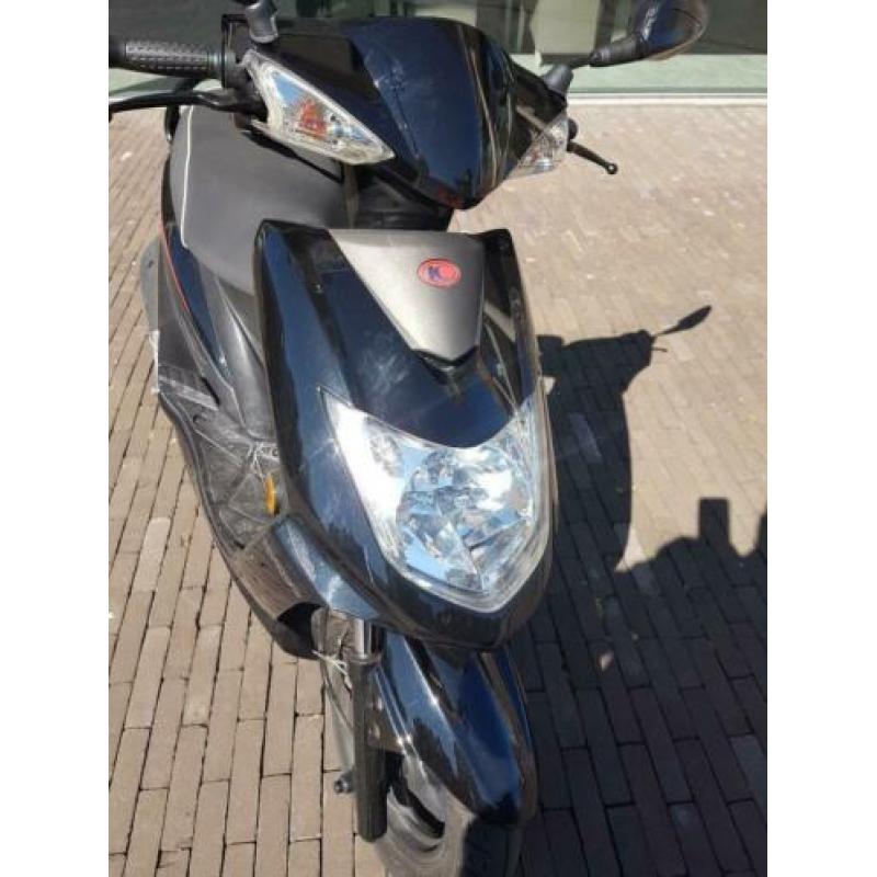 Kymco vp 50 scooter. Als nieuw, ziet er erg mooi uit.
