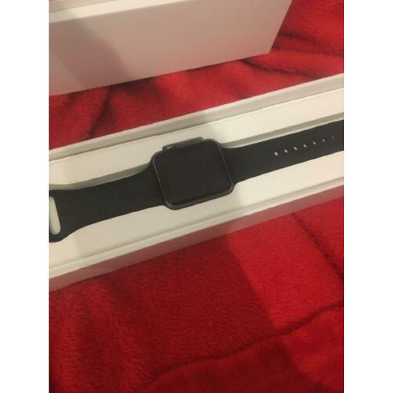 Apple watch. 2 extra bandjes, oplader en hoesje.