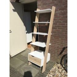 Wit met hout schuine kast. Schapjes en lade