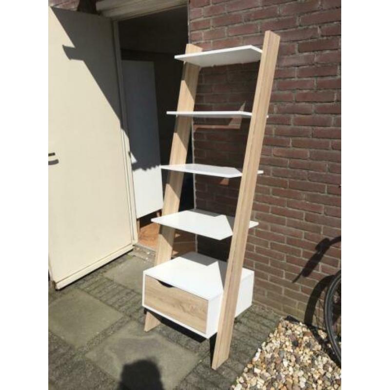 Wit met hout schuine kast. Schapjes en lade