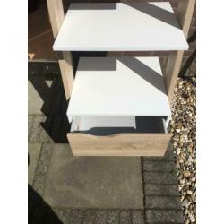 Wit met hout schuine kast. Schapjes en lade