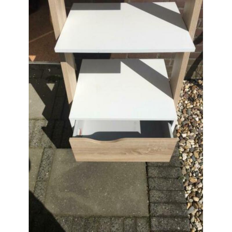 Wit met hout schuine kast. Schapjes en lade