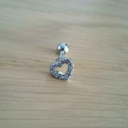 Nieuwe tragus, helix, oorpiercing. Skull, diamant, ster.
