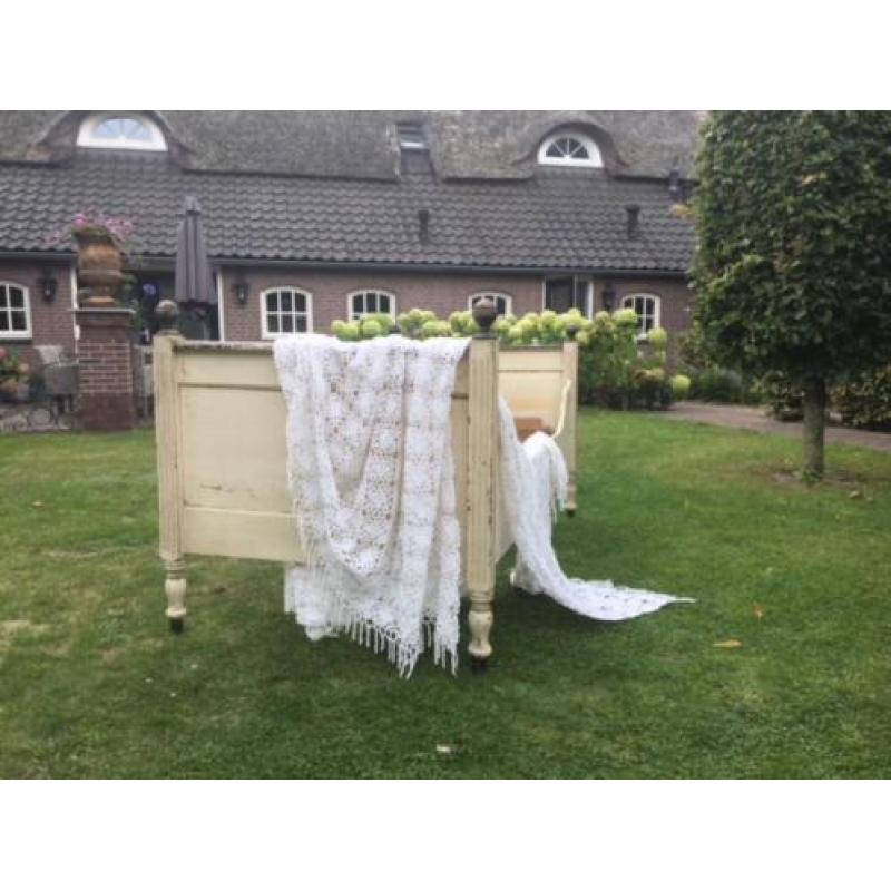 FRANSE BROCANTE KAJUITBEDDEN. Diverse modellen.