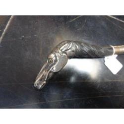 Antieke wandelstok met verzilverd paardenhoofd handvat.