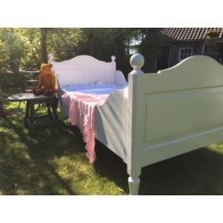 FRANSE BROCANTE KAJUITBEDDEN. Diverse modellen.