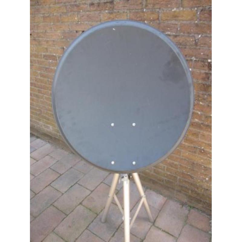Te koop: Satellietschotel inclusief kabel en statief
