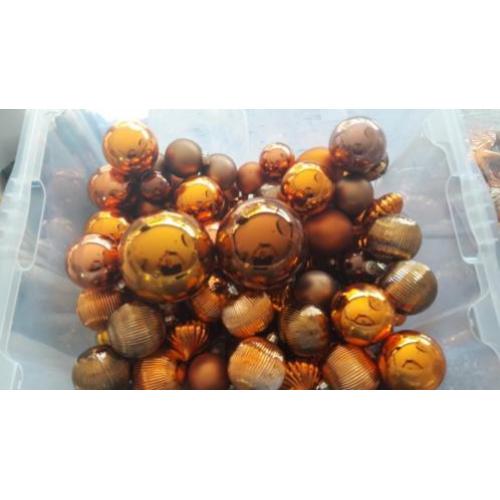 Grote partij kerstballen en kersthangers