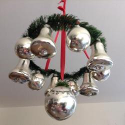 Kerst. Vintage Kerstkrans met 11 ballen/klokjes