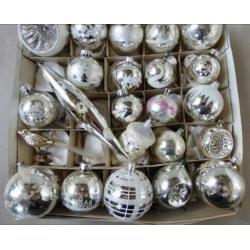 Oude kerstbal: 23 zilver gekleurde kerstballen