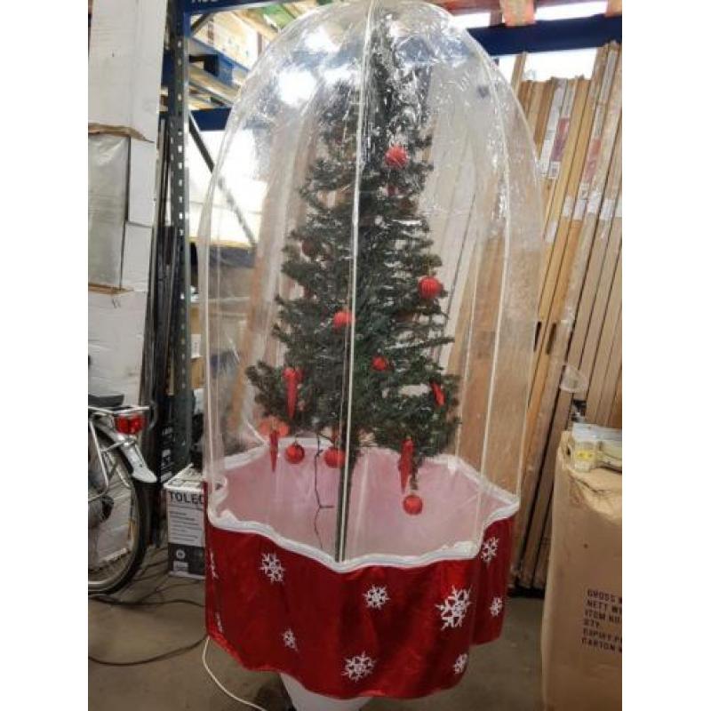 Nieuwe sneeuwende kerstboom