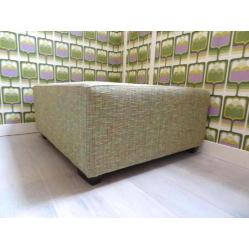 hocker bekleed met groene ploegstof incl 2 sierkussens