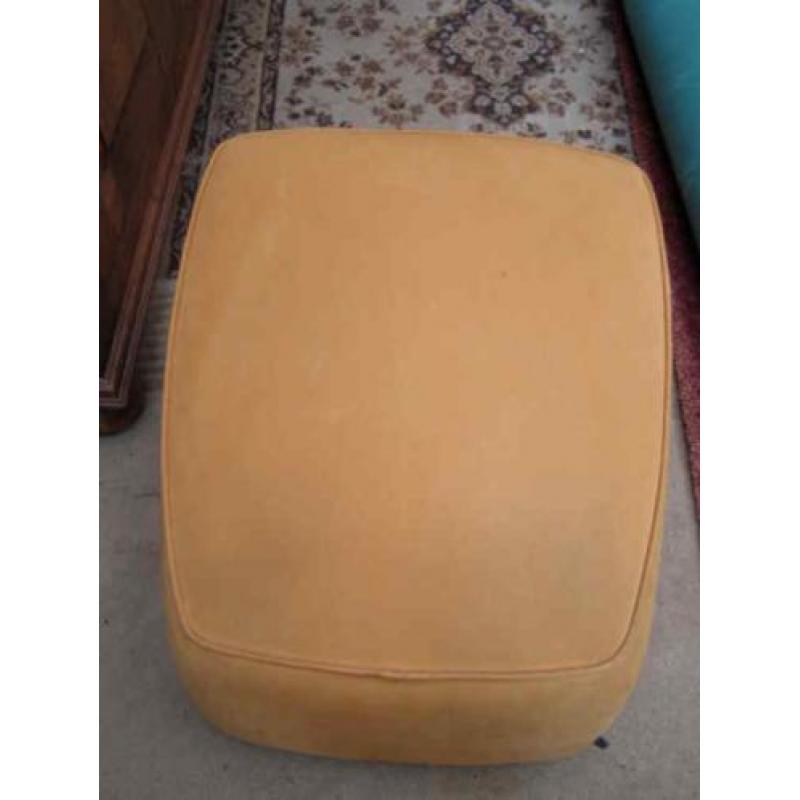 Gele hocker (A18 2231) H