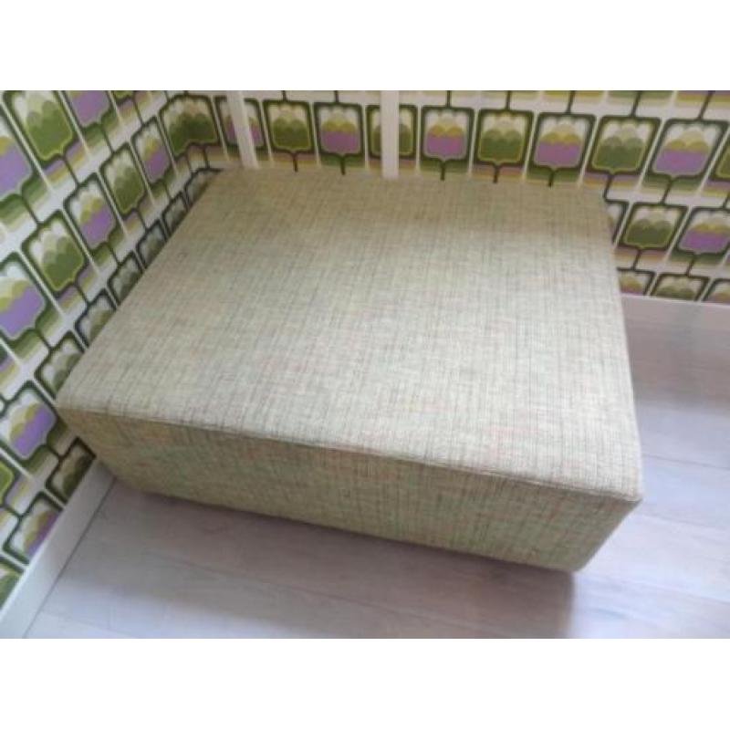 hocker bekleed met groene ploegstof incl 2 sierkussens