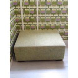 hocker bekleed met groene ploegstof incl 2 sierkussens