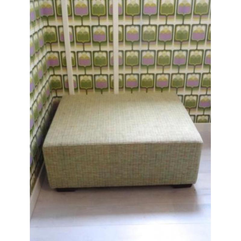 hocker bekleed met groene ploegstof incl 2 sierkussens