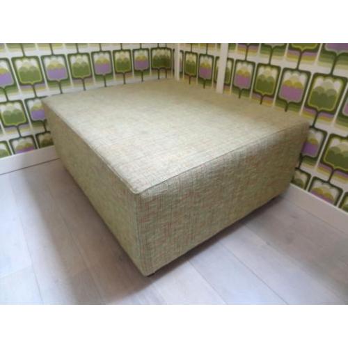 hocker bekleed met groene ploegstof incl 2 sierkussens
