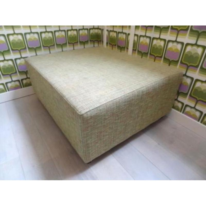 hocker bekleed met groene ploegstof incl 2 sierkussens