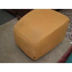 Gele hocker (A18 2231) H